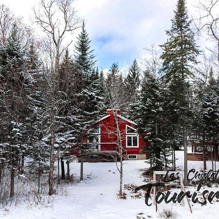 Les Chalets Tourisma - Chalet Dans Les Bois Avec Lac Prive - Le Colibri Saint-Raymond Exterior photo