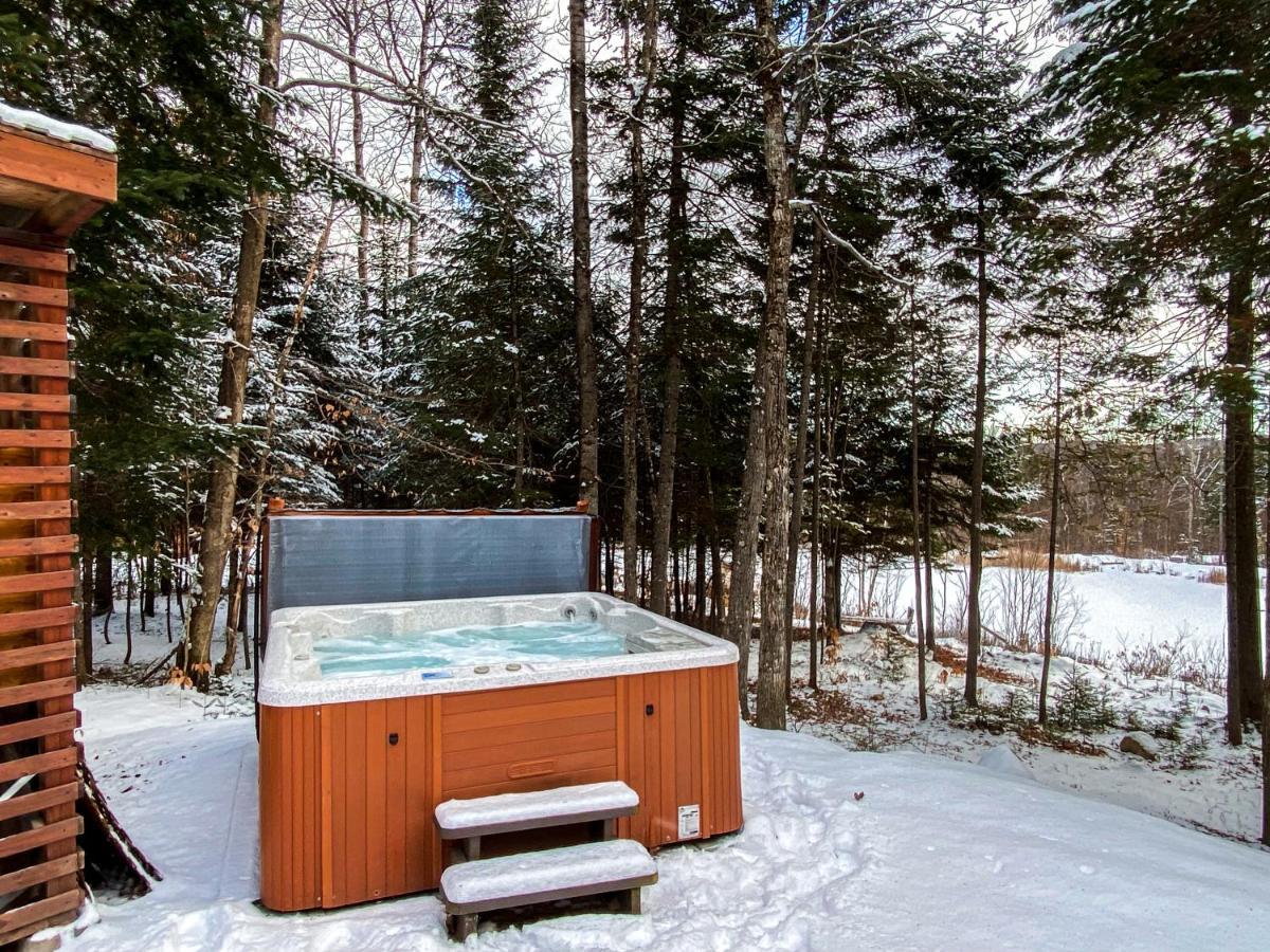 Les Chalets Tourisma - Chalet Dans Les Bois Avec Lac Prive - Le Colibri Saint-Raymond Exterior photo