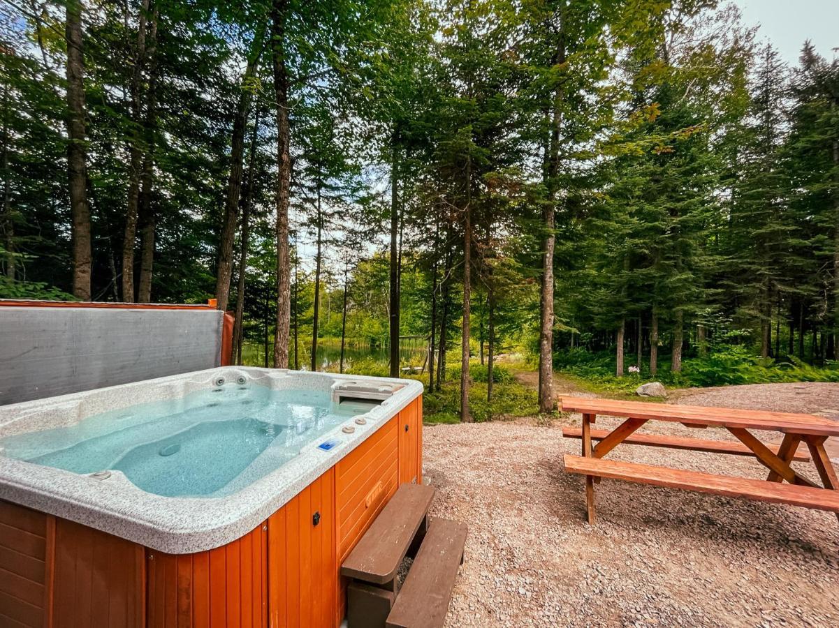Les Chalets Tourisma - Chalet Dans Les Bois Avec Lac Prive - Le Colibri Saint-Raymond Exterior photo
